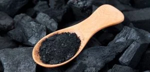 foto de colher com carvão em pó