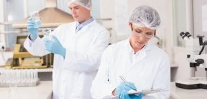 foto de pessoas trabalhando no laboratório