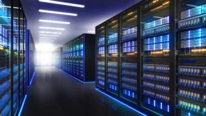 Data centers com várias linhas de racks de servidor. Filtro de ar desempenha papel essencial na climatização destes ambientes