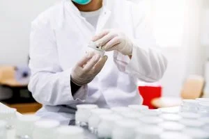 O tratamento do ar nos laboratórios farmacêuticos significa também cuidar da saúde dos futuros consumidores finais desses produtos — os pacientes em tratamento