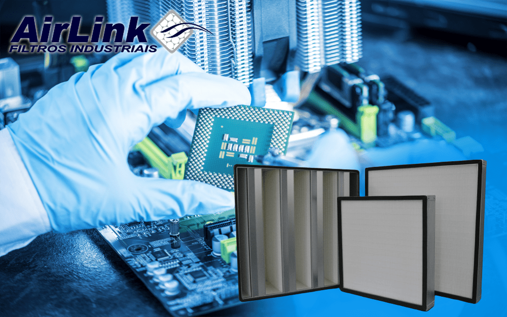 Técnicos de engenharia analisando falha em semicondutor cujo ambiente exige ar puro em sala limpa