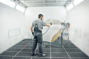 Filtros para cabine de pintura: homem de costas em cabine de pintura