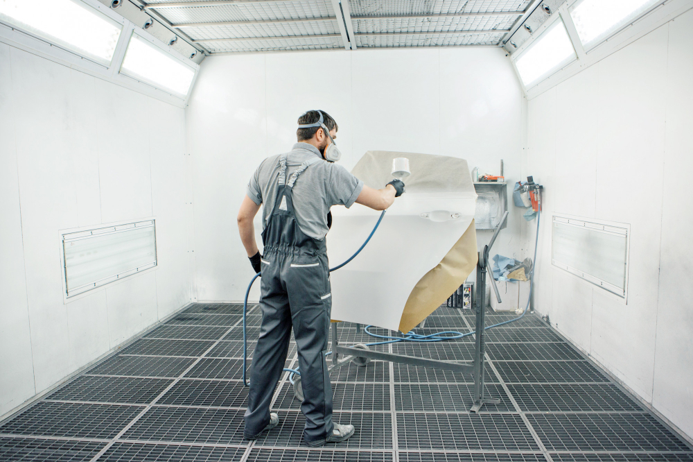 Filtros para cabine de pintura: homem de costas em cabine de pintura