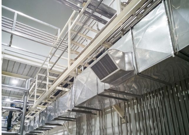 Filtros industriais instalados em sistemas de ventilação em ambiente fabril
