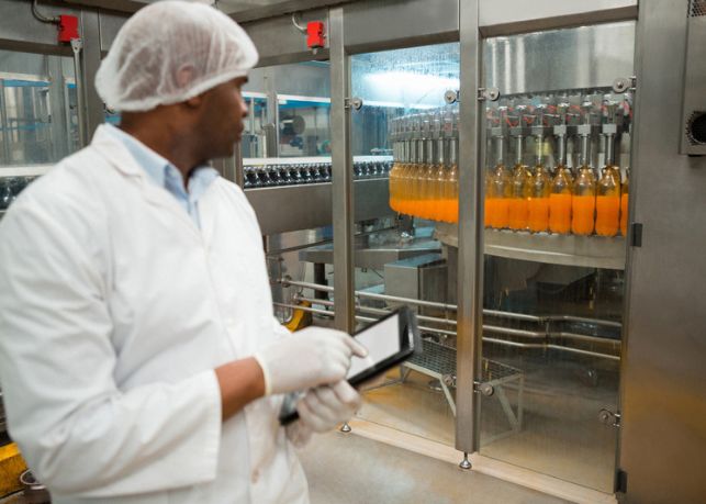 Soluções de filtragem para indústria alimentícia: homem em ambiente fabril trabalhando.