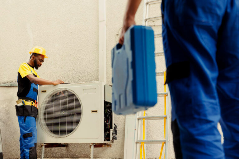 Teste de estanqueidade em filtros HEPA: técnico analisando sistema.