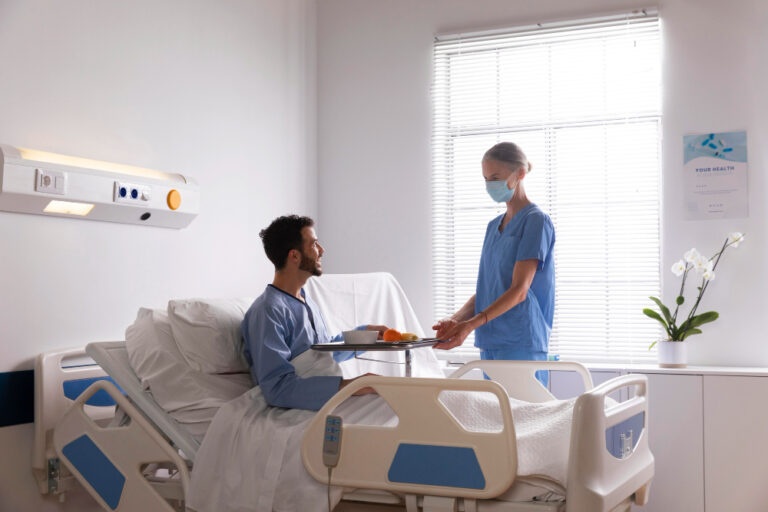 Climatização Hospitalar: enfermeira atendendo paciente.