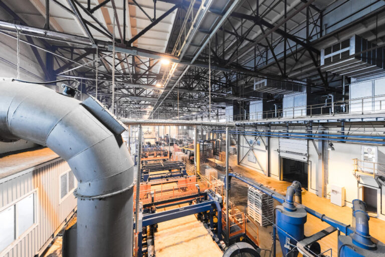Estabilidade de fluxo: vista ampla de uma área industrial e seu sistema de ar.